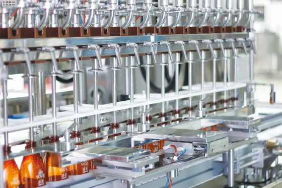 Hochgeschwindigkeitslinie der operation eine umfasst Arten von den Produkten, die mit einer Kappe bedeckende Maschine füllen