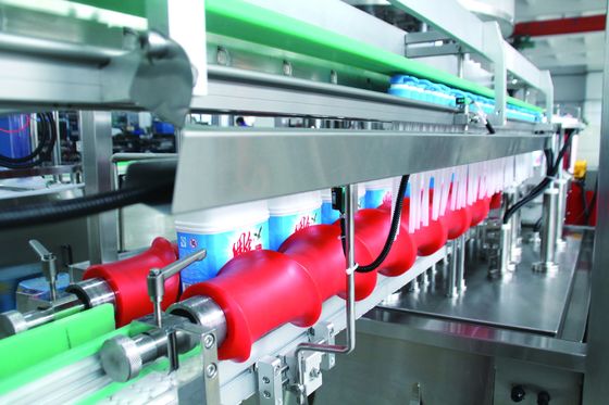 Drei Greifer-Struktur-Plastikflaschen-mit einer Kappe bedeckende Maschine