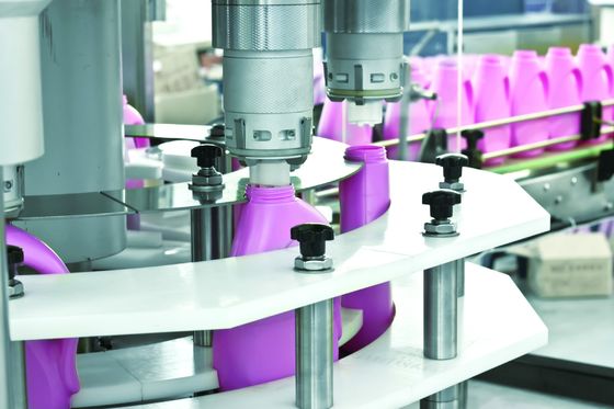 Plastikflaschen-Flüssigwaschmittel-füllende mit einer Kappe bedeckende Maschine 2L 3L 4L 5L