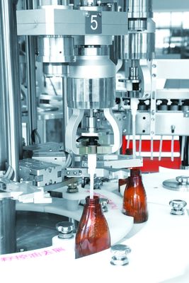 Automatische Flaschen-mit einer Kappe bedeckende Maschine 2500 BPH halb