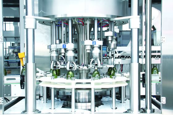 Chemische Plastikflaschen-mit einer Kappe bedeckende Maschine der Minuten-4000 BPH
