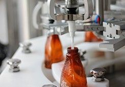 4 Kopf-Plastikshampoo-Flaschen-füllende mit einer Kappe bedeckende und Etikettiermaschine