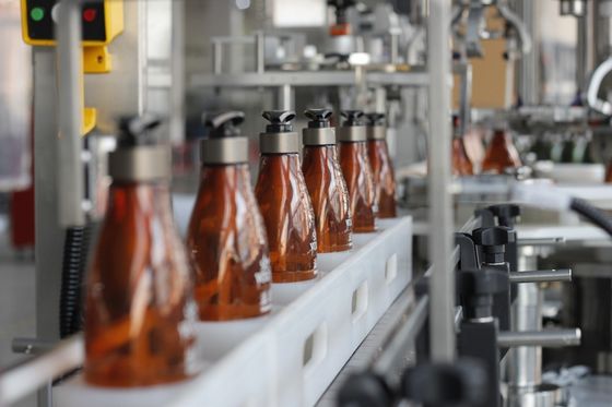 Flüssiges Reinigungsmittel-Plastikflaschen-mit einer Kappe bedeckende Maschine