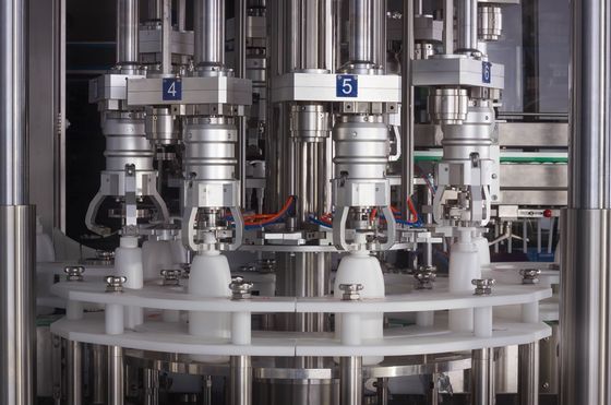 Flaschen des Maximum-2500/Stunden multi Kopf, diemit einer kappe bedeckende Maschine füllen