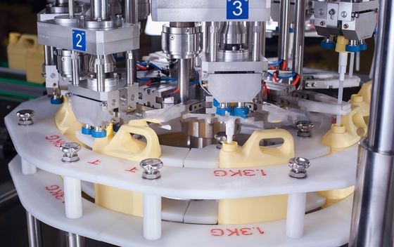 Halb automatisches HAUSTIER/Plastikflaschen-mit einer Kappe bedeckende Maschine