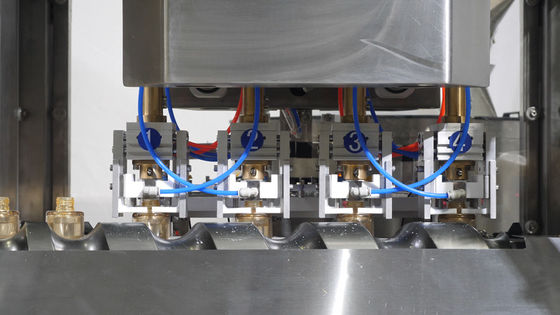 CER Wasser-füllende mit einer Kappe bedeckende Sahnemaschine mit elektrischem gefahren