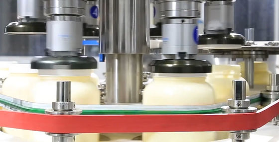 Mayonnaisen-Salatsoßen-Füllung und mit einer Kappe bedeckende Maschine ringsum das Kappen-Mit einer Kappe bedecken