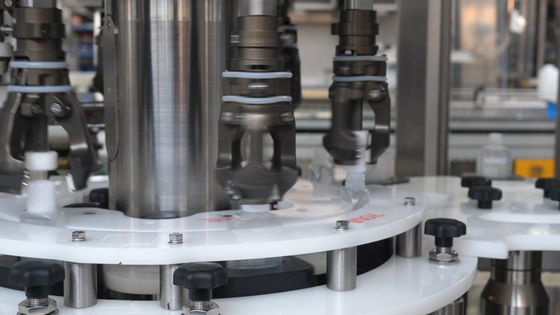 Kosmetische Wasser-Druck-innere Stecker-Kappe und runde Kappen-schraubende Maschine