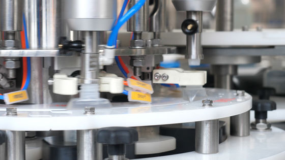 Kosmetische füllende mit einer Kappe bedeckende Fertigungsstraße für Füllung der Wasser-Creme